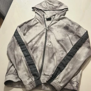 Nike Windbreaker - Skick 10/10, storlek S. Passar mig som är 172 och väger 68 kilo. Endast 399.