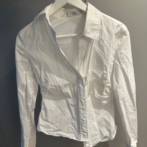 Vit slim fit skjorta  - Vit skjorta från MNG i slim fir och figursydd modell med klassisk krage och långa ärmar.                              Aldrig använd. Nypris: 499