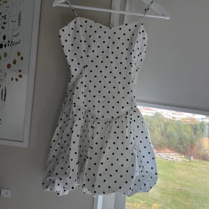 Prickig klänning - Jättegullig prickig klänning från bershka som aldrig är använd! 