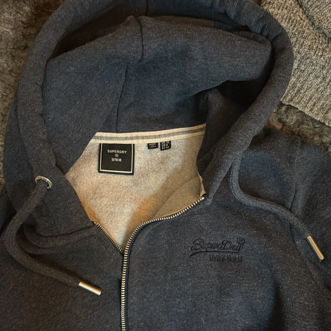 Mörkblå hoodie från Superdry - 1