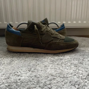 Phillipe model skor - Ett par feta skor från Phillipe model. De passar perfekt nu till hösten och passar till det mesta. Nypriset är cirka 2500 kr vilket gör detta till ett mycket bra pris. Skorna är i storlek 43 och i bra skick förutom lite slitage på sulan! Hoppas du blir nöjd, Sbstyle :)