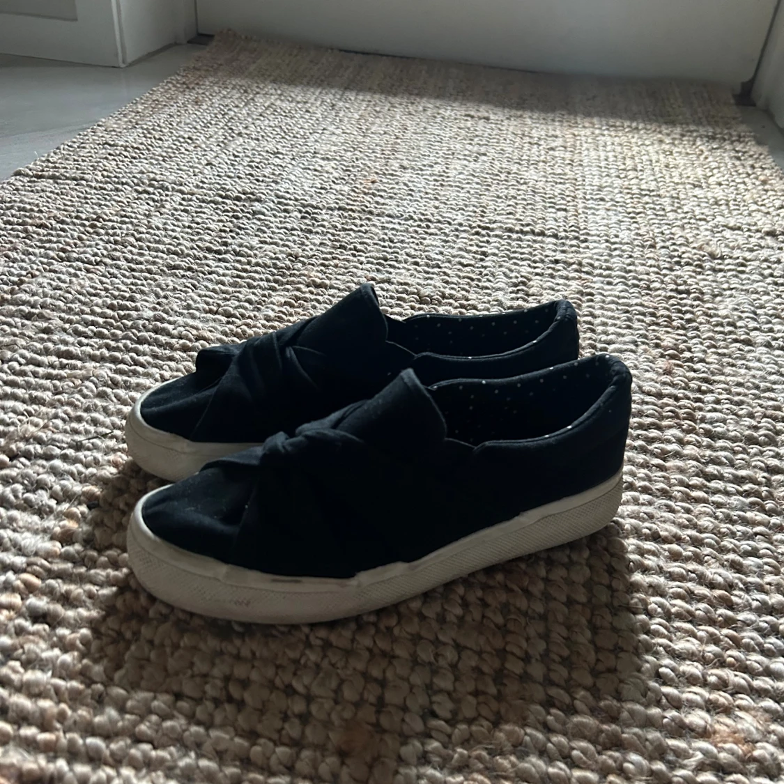Svarta slip-on sneakers från Anna Field - 1