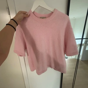 Rosa stickad tröja från Gina tricot - As söt stickat t shirt från Gina bra skick ksk lite nopprig tryck köp nu