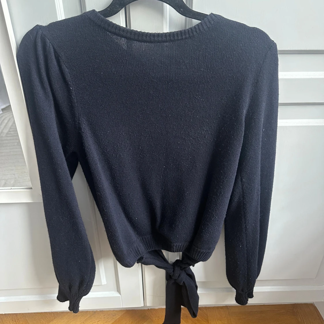 Marinblå tröja med knyte och öppen rygg  - 3