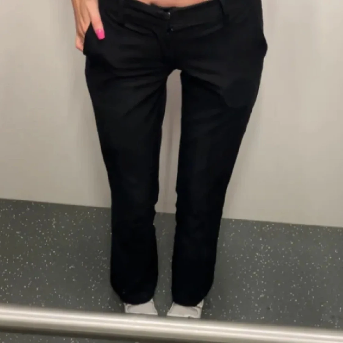 Svarta kostymbyxor från Bik Bok