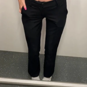 Svarta kostymbyxor från Bik Bok - Svarta kostymbyxor från Bik Bok i klassisk rak modell. Stl 34. Byxorna har hällor för bälte, dragkedja och knapp framtill samt diskreta fickor. Snygg passform med lite vidare ben och stilren look. Perfekta till en trendig outfit. Första bild lånad pga att de inte passar mig även därför som jag säljer dem. Köpa här på plick!