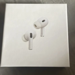 AirPods Pro - Apple AirPods Pro i mycket fint skick, komplett med originalförpackning, laddningsetui och laddkabel. Trådlösa hörlurar med aktiv brusreducering och hög ljudkvalitet. Inga synliga repor eller skador, redo att användas direkt.