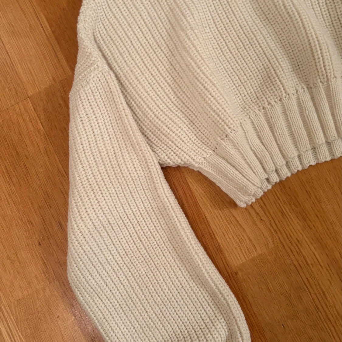 Beige croppad stickad tröja NA-KD - 1