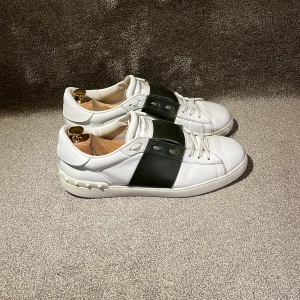 Valentino Open skor - Hej! Säljer dessa riktigt snygga Valentino Garavani Open skor i olivgrön färg! Mycket bra skick! Inga defekter! Tillbehör: box, 2st dustbags och kort med kuvert! Storlek: 43. Bara att höra av dig vid minsta intresse av köp!😊mvh DC🔷