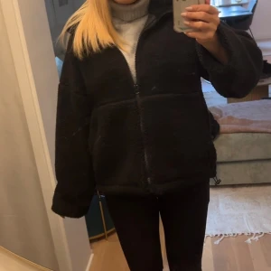 Svart teddyjacka - Mysig svart teddyjacka från Carin Wester. Använd fåtal gånger, 10/10 skick och jättevarm och mysig, skulle inte påstå att det är som en sån tunn teddyjacka utan denna är tjock och varm. Köptes för 2  mån sen