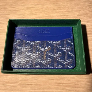 Blå korthållare - Säljer en blå korthållare med ett unikt mönster. Aldrig använd. Vid intresse är det bara att höra av sig. Pris kan diskuteras vid snabb affär! 