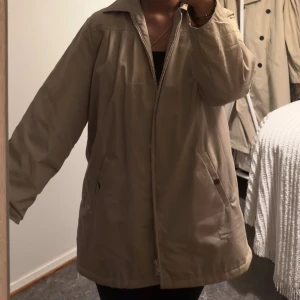 Vintage Beige parkajacka från Blair - Säljer en beige parkajacka från Blair med mjukt foder på insidan. Jackan har dragkedja framtill, två fickor med knappstängning och en klassisk krage. Perfekt för kyliga dagar och har en loose passform som ger en chill vibe.