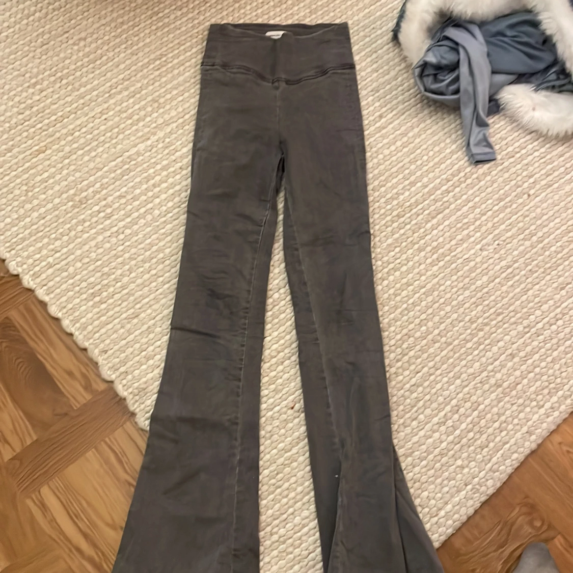 Grå bootcut byxor från Perfect Jeans XS