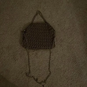 Stella macartney liknade - Säljer min jätte fina egen virkade Stella macartney liknade väska! De långa bandet är avtagbart❤️inga defekter förutom en söm som är lite större på baksidan och nån enstaka ”lös” tråd❤️