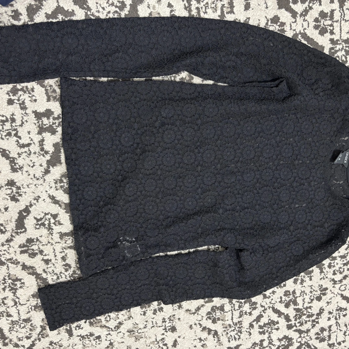 Svart blommig spetsblus från Vero Moda