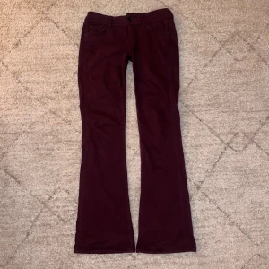 Vinröda jeans - Supersnygga vinröda lågmidjade utsvängda jeans, märket är pepe jeans. De är i mycket bra skick, knappt använda och måtten finns bland bilderna🥰🥰