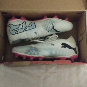 Et par fotbollsskor från Puma - Ett par fotbollsskor skor från Puma. Dom är använda ett fåtal gånger. I väldigt bra skick.