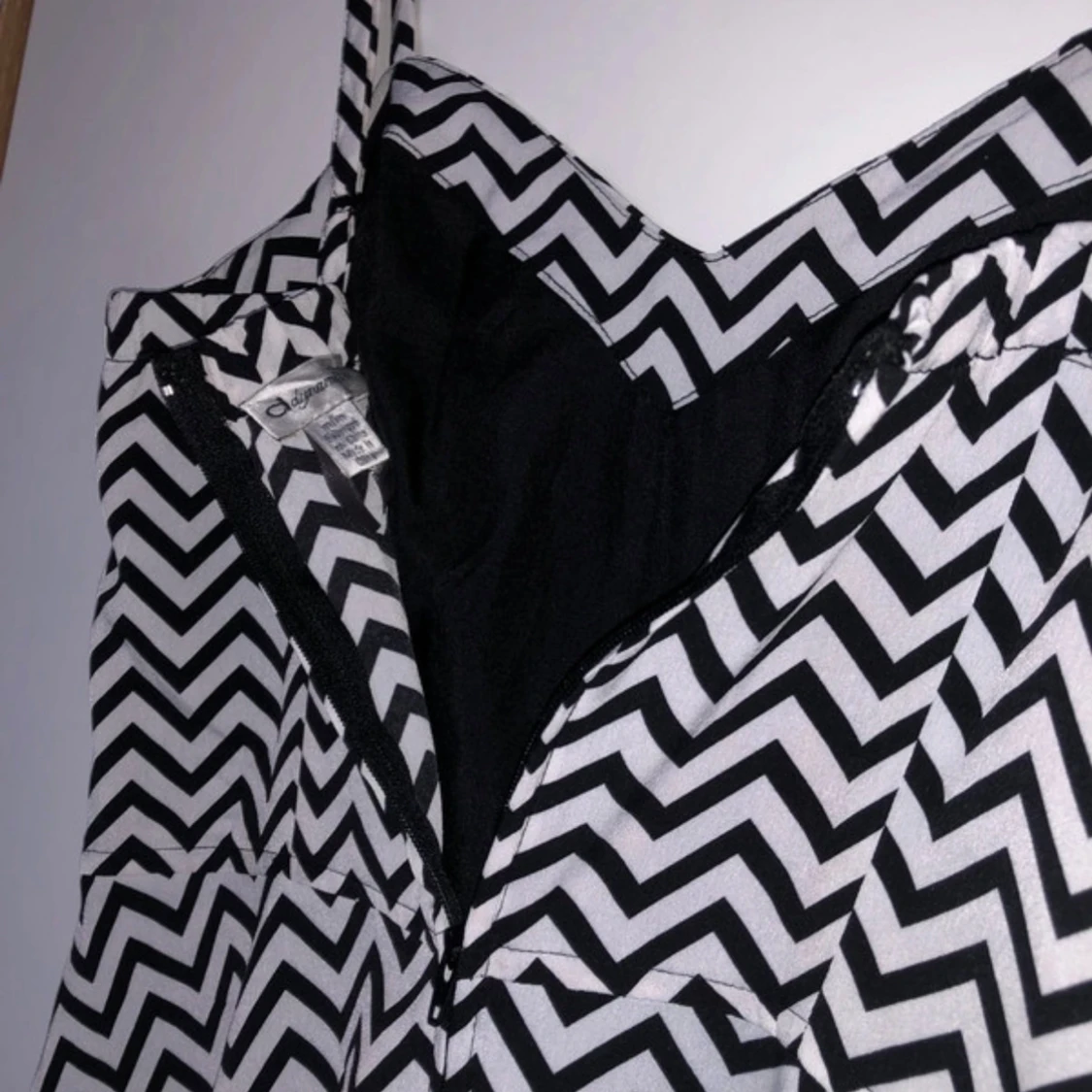 Svartvit zigzag klänning Dynamite - 3