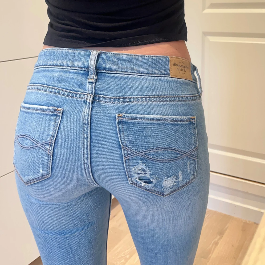 Ljusblå bootcut jeans Abercrombie - 2