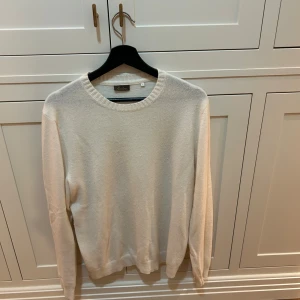 Stenströms Kashmir tröja  - En riktigt snygg vit stenströms tröja i 100% Kashmir. Den har ett litet hål under armen men syns inte vid användning. Vid mer frågor är det bara att skriva!