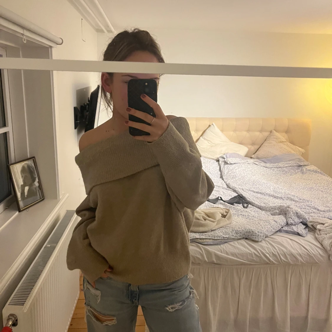 Beige offshoulder stickad tröja