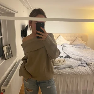Beige offshoulder stickad tröja - Bra skick lite nopprig! Super