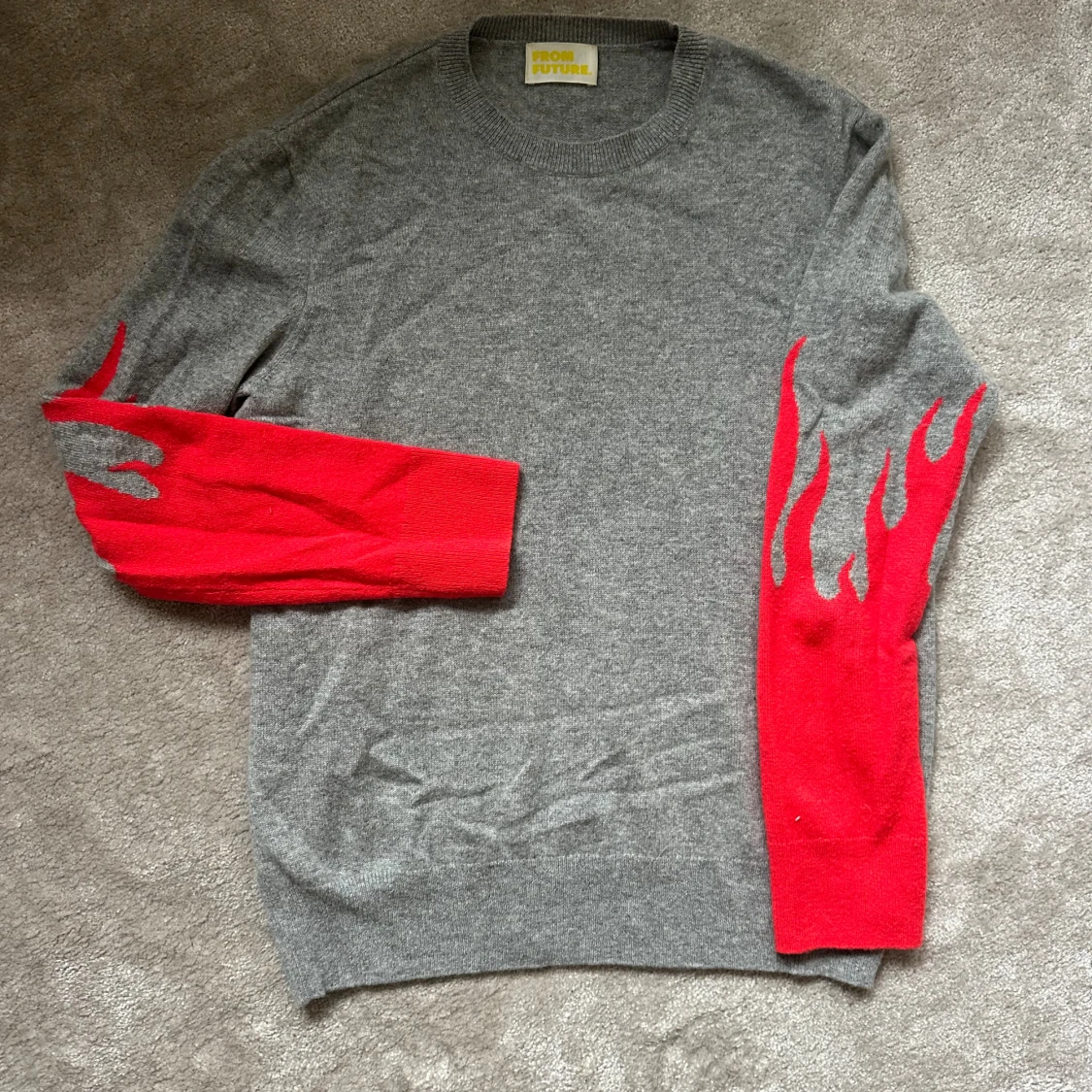 Grå kashmirtröja med röda flames