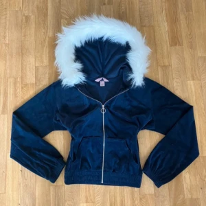 Cropped Hunkemöller zip med päls - Se gärna hur den sitter på innan du klickar bort! Se även bilden på de små fläckarna som finns på armen, rätt säker det går bort i tvätten dock! Pälsen är påsydd av mig precis som midjan är sydd för att ha en tightare passform, därför tvätta den helst vara för hand. Själva hoodien är köpt secondhand så det kan finns små skavanker men inget som är direkt märkbart isf. Finns även uppe på min vinted, skicka ett dm för fler frågor eller bilder. Kolla mina andra annonser för likande produkter!