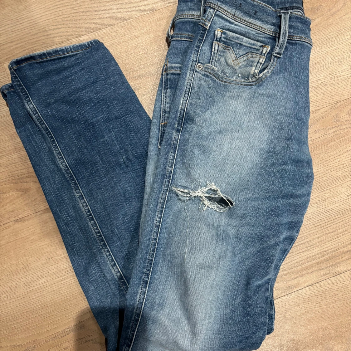 Blå slitna jeans från Replay - 3