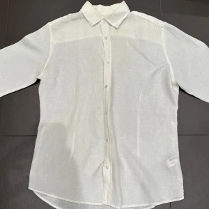 Linneskjorta - Vit linneskjorta i mycket bra skick! Storlek: M 