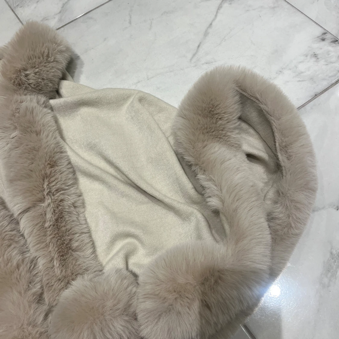 Beige pälsväst med fluffiga kanter - 2