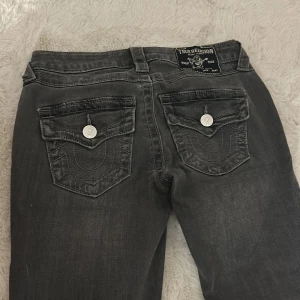 Low waist true religion jeans - Dom är upp syda hos jeans bolaget till typ 164 cm typ är 161 och dom är lite längre en migg💕