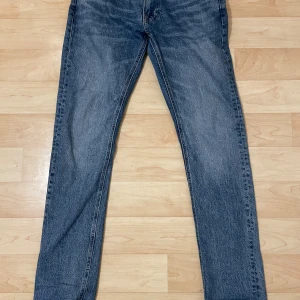 Blå Lee Luke jeans W32 L34 - Säljer ett par klassiska blå Lee Luke jeans i rak modell. Jeansen har fem fickor, Lee-lapp bak och snyggt tvättad finish. Tillverkade i slitstarkt bomullsjeansmaterial och passar perfekt för en avslappnad stil.