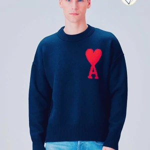Ami stickad tröja med rött hjärta - Säljer en stickad tröja från Ami med stort rött hjärta och bokstaven A på bröstet. Finns i svart, marinblå och vit. Tröjan har rund hals, ribbade muddar och en loose fit. Perfekt för dig som vill ha en snygg statement-piece. S M L XL Xxl 