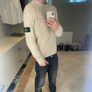 Stone island stickad - Skit snygg stone island tröja köpt från Nk, nypris 3799 mitt pris 1499 skicket är otroligt bra, tveka inte att höra av er!