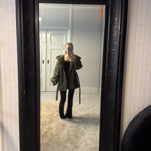 Quiltad grön michael kors pufferjacka med huva - Säljer en quiltad pufferjacka i mörkgrönt med huva och bälte i midjan. Jackan har stora fickor, dragkedja och en oversized passform. Perfekt för höst och vinter när man vill vara både varm och snygg. Jag e 165 å bär allt fr xxs-m😇