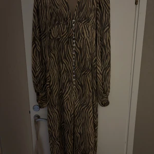 Jättefin klänning ifrån Adoore! - Jättefin klänning ifrån Adoore, använd ett fåtal gånger.