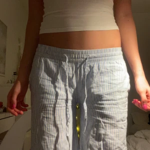 linnebyxor randiga - linnebyxor från vero moda, är sydda till lowwaist. 