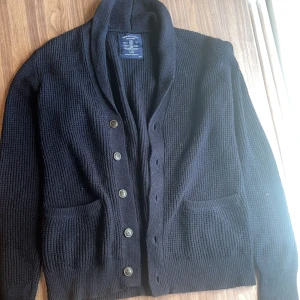 Stickat cardigan - Säljer denna feta stickade cardiganen ifrån Amarican Eagle Outfitters. Storleken M-L. Inga hål eller defekter. Nypris är runt 1500kr men tar även byten, hör av dig vid frågor.