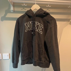 Nike vintage hoodie  - Cool vintage hoodie, sitter som en M/S. Har använt den ett fåtal gånger men säljer den då jag växt ur den.