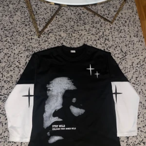 Svart och vit långärmad tröja med tryck - Pris kan diskuteras. Den är helt ny. Funkar också om du är storlek L 