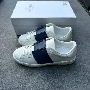 Valentino open - Ett par riktigt feta valentino open i storlek 43, allt på bilderna fås med, skickar samma dag!