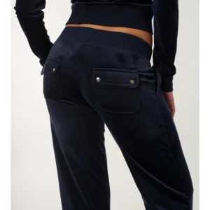 Juicy Couture XXS - Säljer dessa Juicy Couture byxor i storlek XXS. Men dom är sydda lite kortare. Jag är 160cm skulle tro att dom passar 150-155cm. Originalpris 1100kr💓