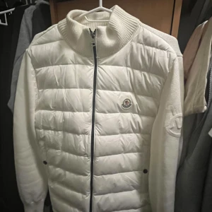 Vit moncler cardigan - Aldrig använd, bra kvalitet! Pris kan diskuteras.                   Storlek M men passar även S