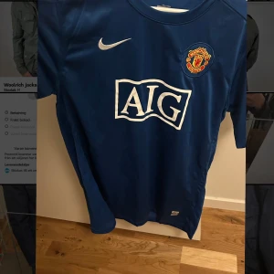 Blå Manchester United fotbollströja - Säljer en blå Manchester United fotbollströja. Fick i present för länge sen men har bara legat i garderoben. Pris kan diskuteras vid snabb affär.