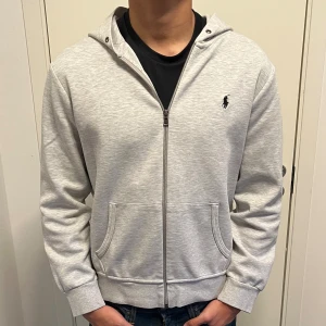 Polo Ralph Lauren Zip hoodie - En grå raffe zip. Jag är 184cm. Nypris ca 2000kr. Hör gärna av er vid frågor!