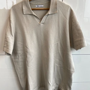 Zara - En zara piké i storlek L oanvänd.