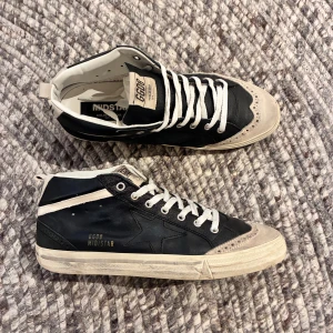 Golden Goose Mid Star classic - Tja! Säljer nu minna Golden Goose Mid Star i mycket fint skick. Skorna är i storlek 43 och är som nya. Perfekt vinter sko! Bara att höra av sig vid frågor eller funderingar😁⭐️