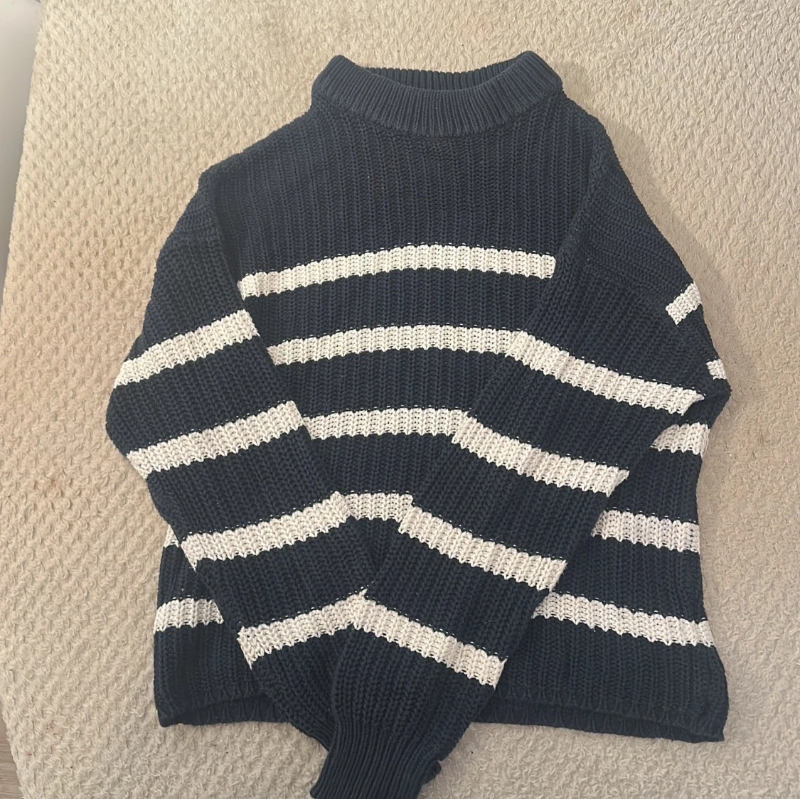 Randig stickad polotröja i mörkblått