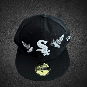 New era keps - Säljer denna riktigt feta new era kepsen | skick 10/10 då den nästan aldrig används | storlek 7 1/2 (59,6cm) | skriv vid frågor eller funderingar! | skickar inom 24h📦